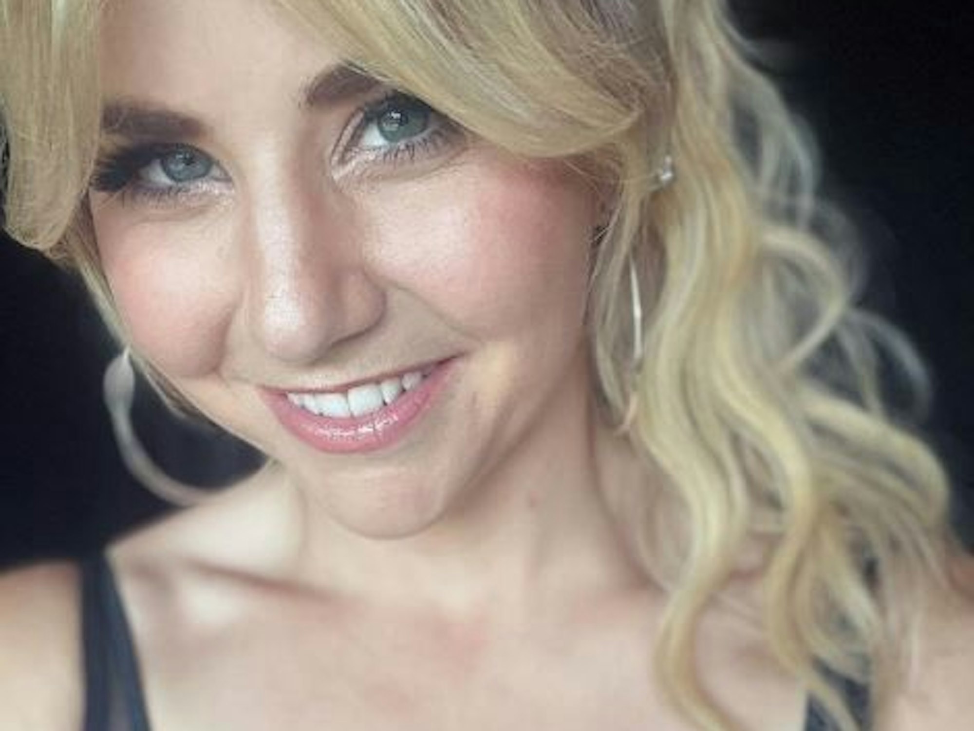 Beatrice Egli lächelt auf einem Instagram-Selfie