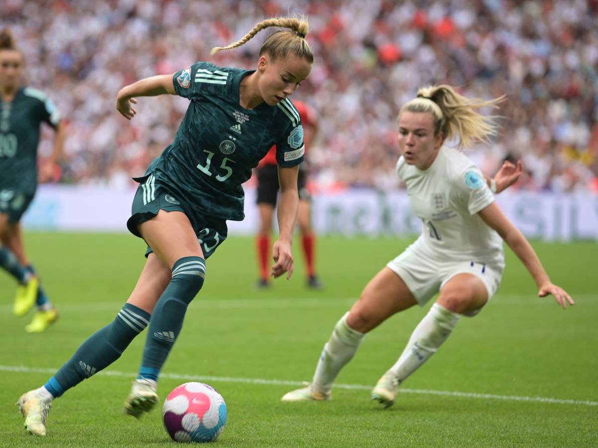 Deutschlands Giulia Gwinn führt im EM-Finale gegen England am 31. Juli 2022 den Ball eng am Fuß.