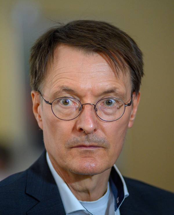 Karl Lauterbach ist nach einem Spaziergang tief besorgt. Unser Foto zeigt den Bundesgesundheitsminister im Juni 2022 in Berlin.