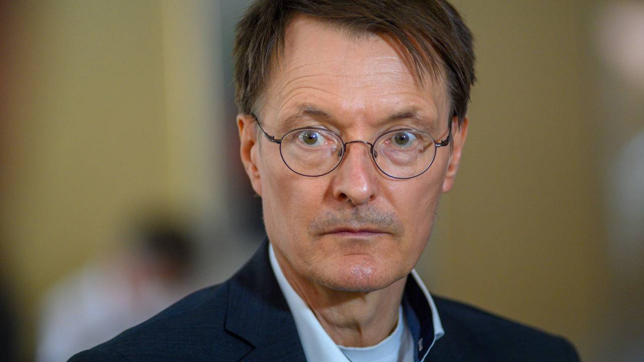 Karl Lauterbach ist nach einem Spaziergang tief besorgt. Unser Foto zeigt den Bundesgesundheitsminister im Juni 2022 in Berlin.