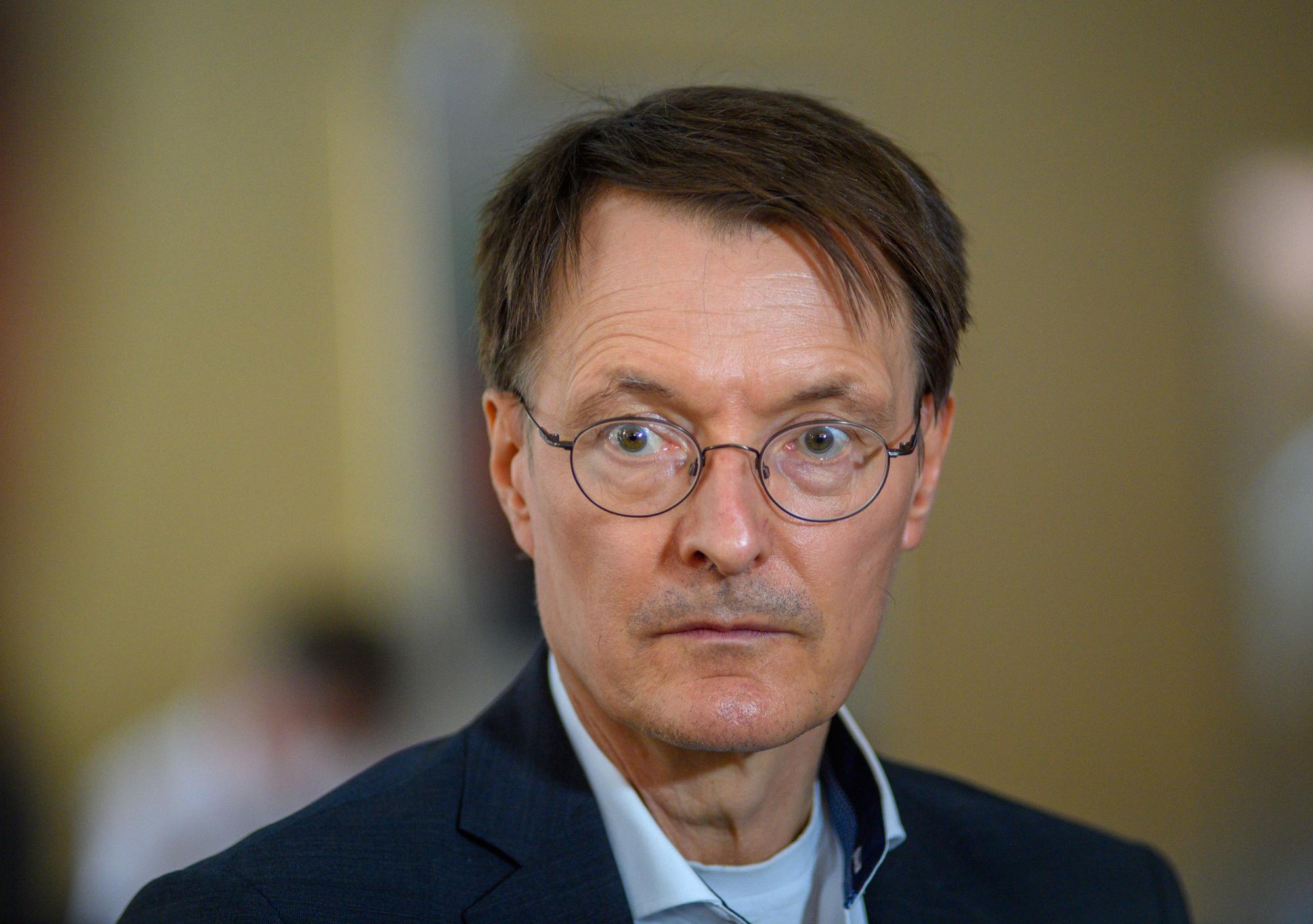 Bundesgesundheitsminister Karl Lauterbach (SPD) gibt vor der Gesundheitsministerkonferenz ein Interview.