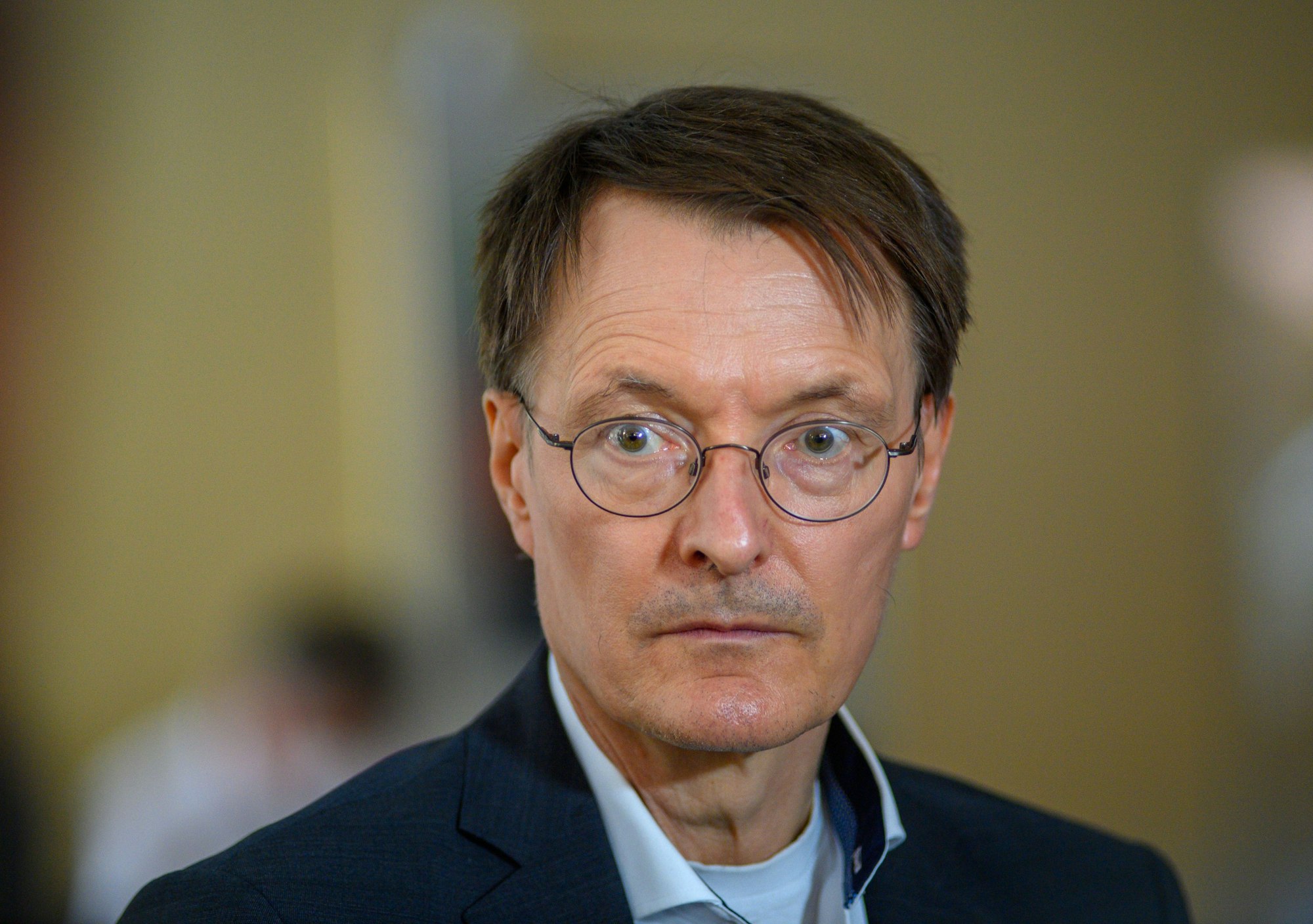 Bundesgesundheitsminister Karl Lauterbach (SPD) gibt vor der Gesundheitsministerkonferenz ein Interview.