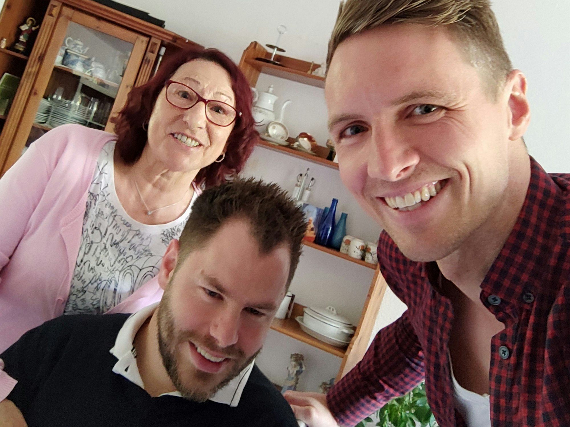 Rollstuhlfahrer Michi, Freund Sebastian und die Mutter von Michi bei einem Selfie