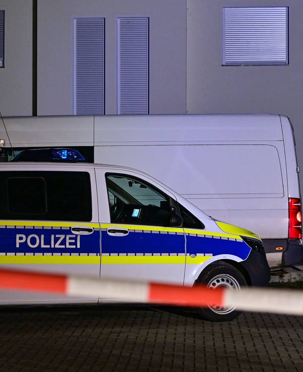 Ein Mann stirbt bei dem Sturz vom Balkon, nachdem er sich aus seiner eigenen Wohnung ausgesperrt hatte. Das Symbolfoto zeigt Polizei bei einem Einsatz in Brandenburg.