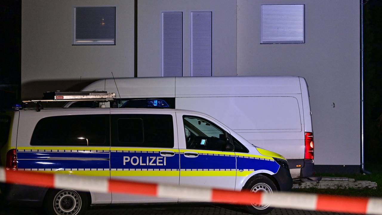 Ein Mann stirbt bei dem Sturz vom Balkon, nachdem er sich aus seiner eigenen Wohnung ausgesperrt hatte. Das Symbolfoto zeigt Polizei bei einem Einsatz in Brandenburg.