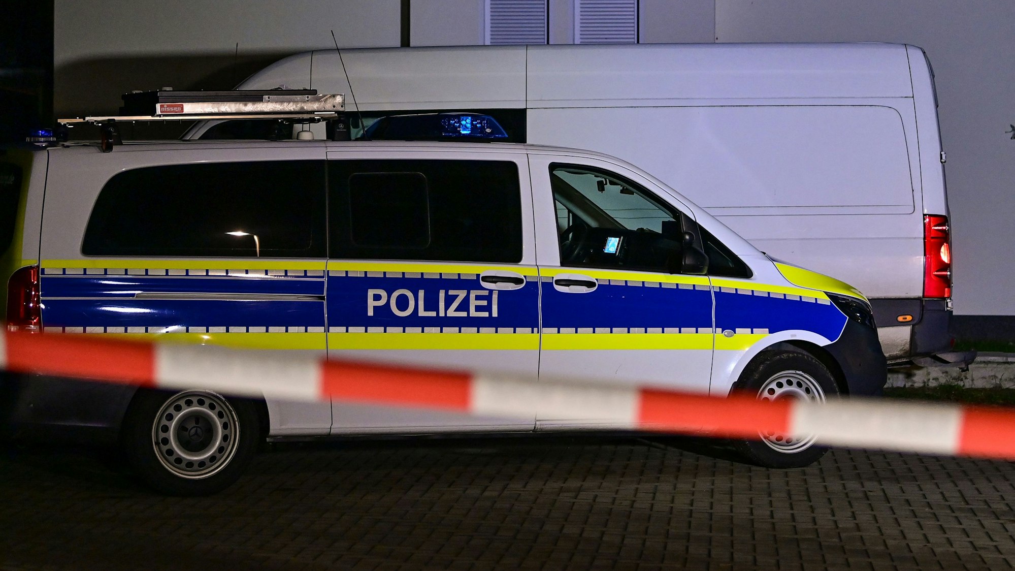Ein Mann stirbt bei dem Sturz vom Balkon, nachdem er sich aus seiner eigenen Wohnung ausgesperrt hatte. Das Symbolfoto zeigt Polizei bei einem Einsatz in Brandenburg.