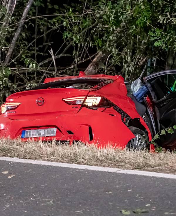 Das völlig zerstörte Autowrack liegt nach dem Unfall im Kreis Olpe im Straßengraben der Kreisstraße.