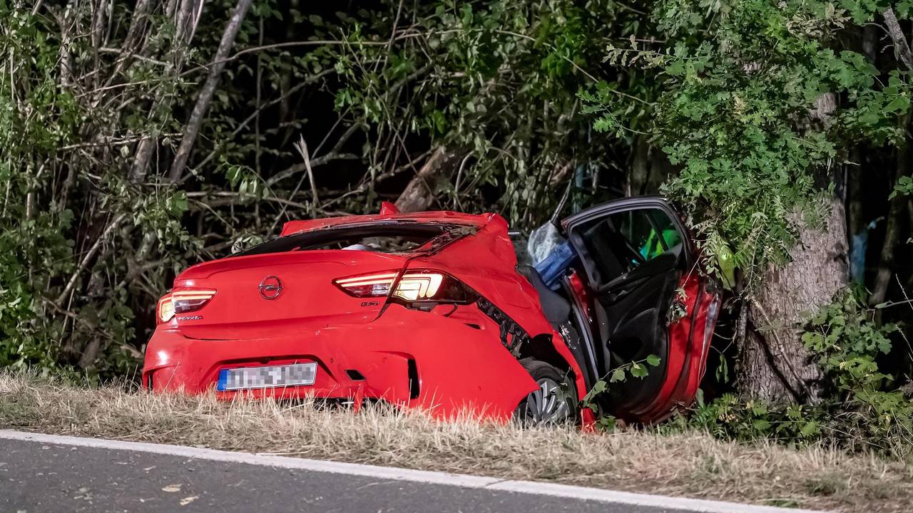 Das völlig zerstörte Autowrack liegt nach dem Unfall im Kreis Olpe im Straßengraben der Kreisstraße.