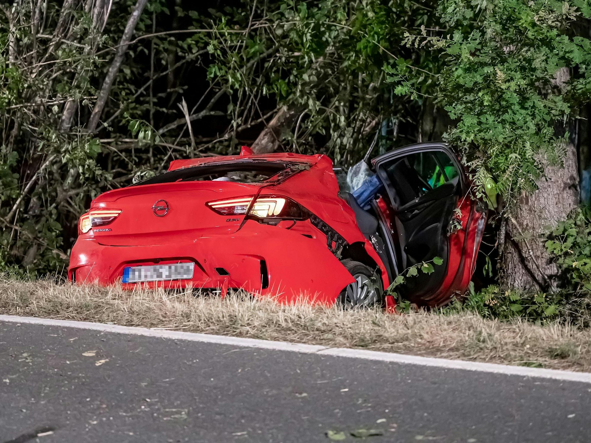 Das völlig zerstörte Autowrack liegt nach dem Unfall im Kreis Olpe im Straßengraben der Kreisstraße.