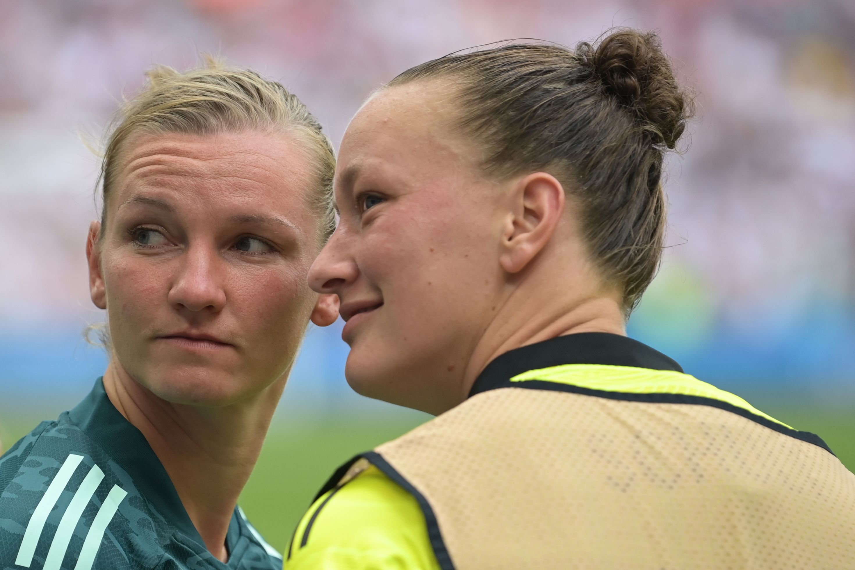 Deutschlands Alexandra Popp und Deutschlands Torhüterin Almuth Schult vor dem Spiel.