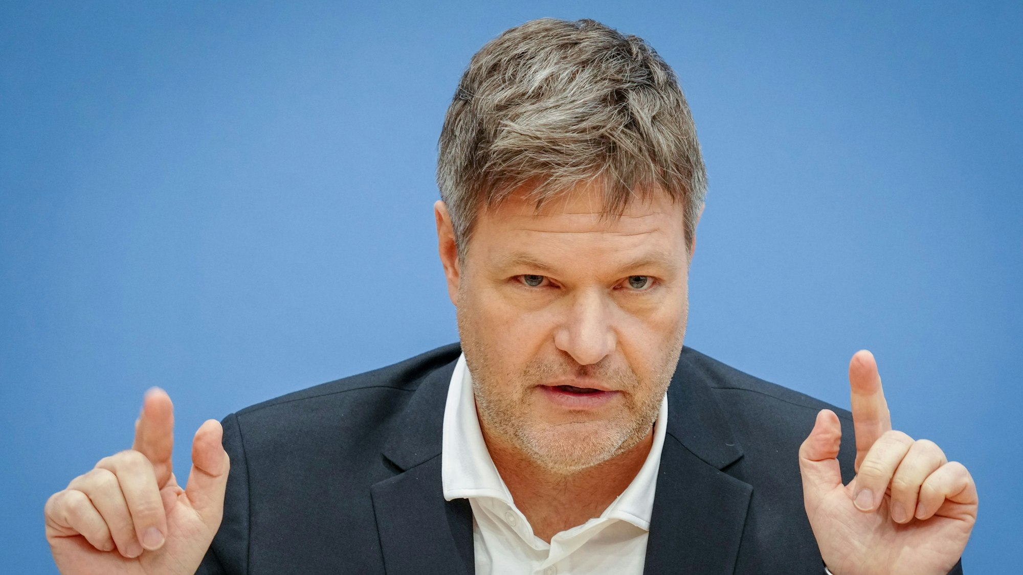 Robert Habeck (Bündnis 90/Die Grünen), Bundesminister für Wirtschaft und Klimaschutz, stellt in der Bundespressekonferenz Sofortmaßnahmen für die Klimaziele der Bundesregierung vor. (zu dpa «Habeck wirft Putin bei Gaslieferung «perfides Spiel» vor») +++ dpa-Bildfunk +++