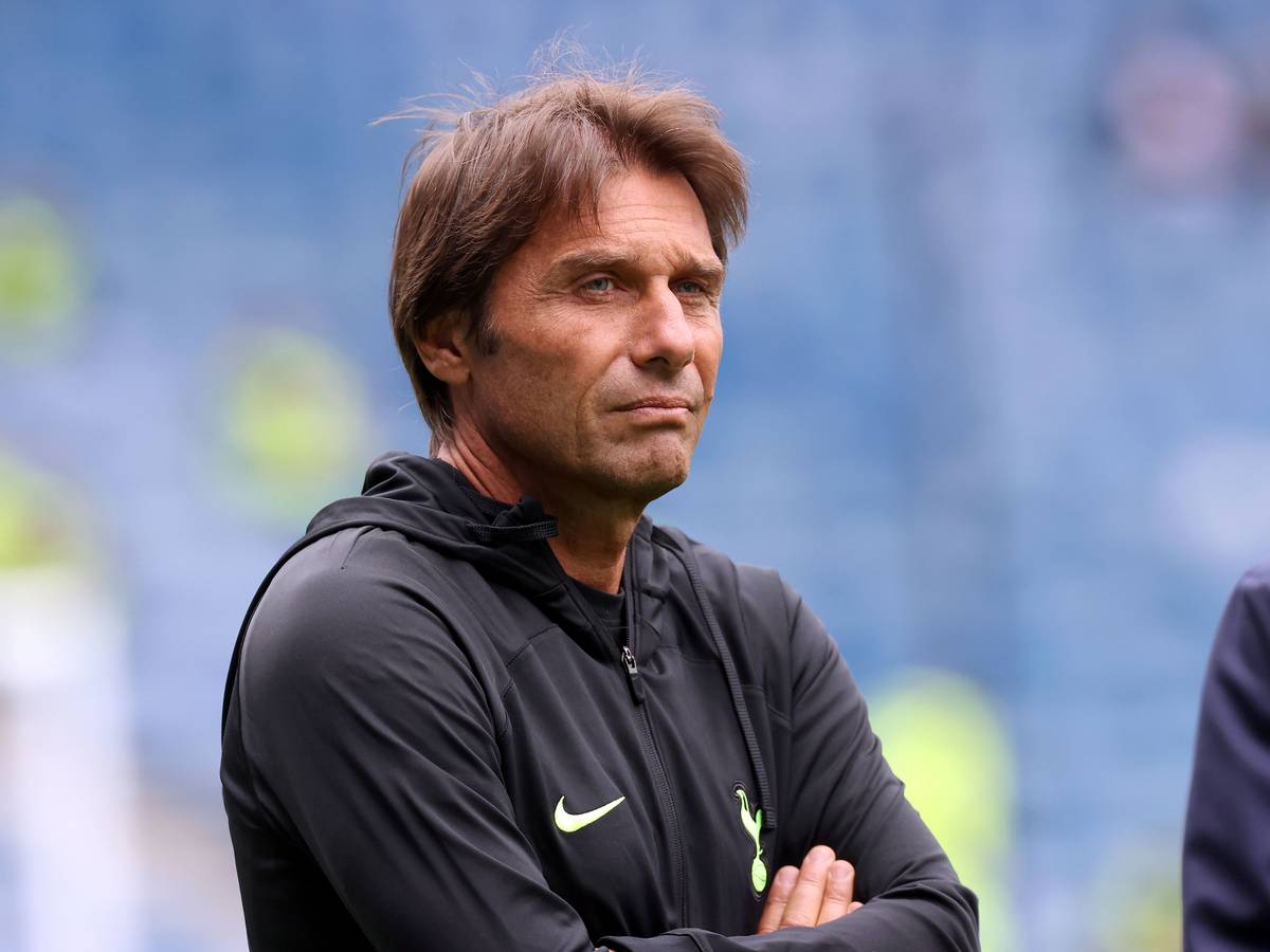 Tottenham Hotspur-Trainer Antonio Conte steht während eines Freundschaftsspiels vor der Saison im Ibrox-Stadion in Glasgow an der Seitenlinie.
