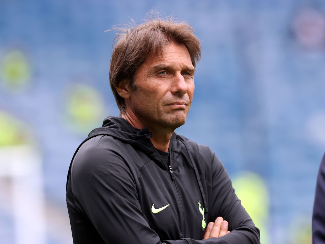 Tottenham Hotspur-Trainer Antonio Conte steht während eines Freundschaftsspiels vor der Saison im Ibrox-Stadion in Glasgow an der Seitenlinie.