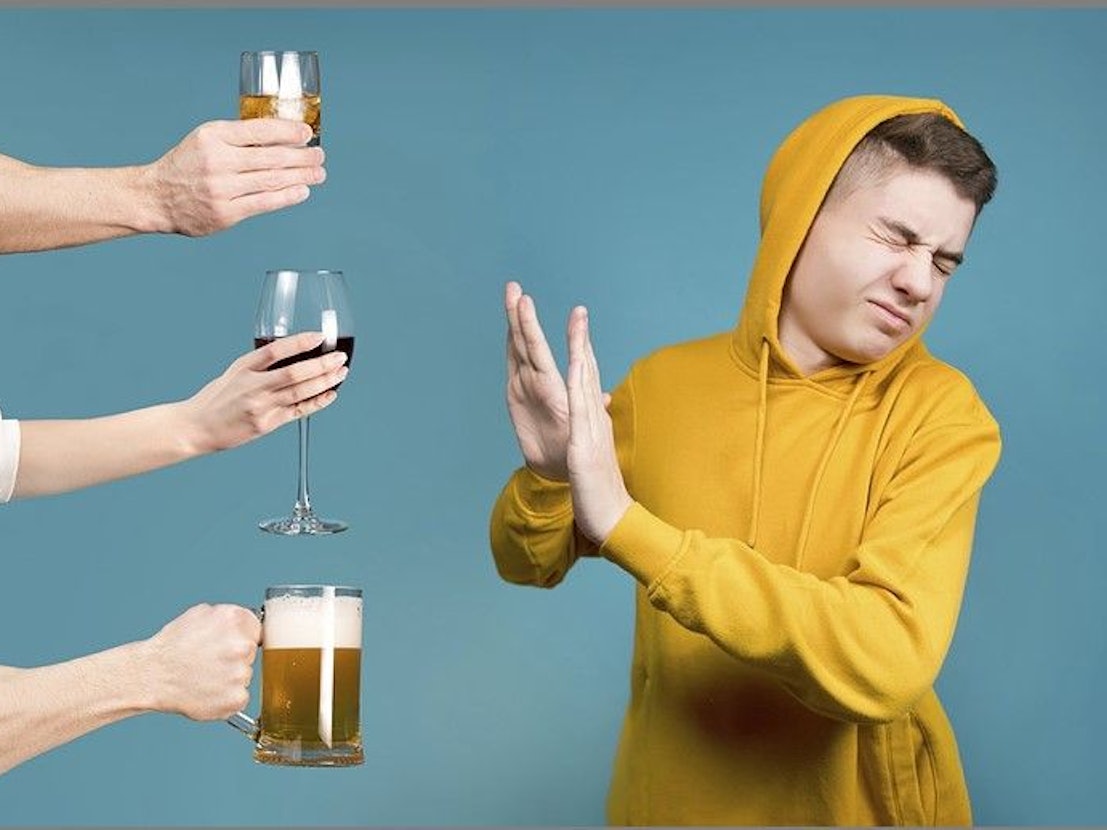 Ein junger Mann lehnt angebotenen Alkohol (undatiertes Symbolfoto) ab.