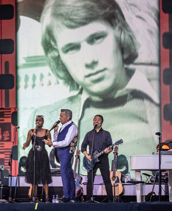Der Sänger Roland Kaiser mit Band auf der „Unser Sommer“-Open-Air-Tour 2022 bei seinem Live-Auftritt auf dem Kunstrasen Open Air in Bonn.