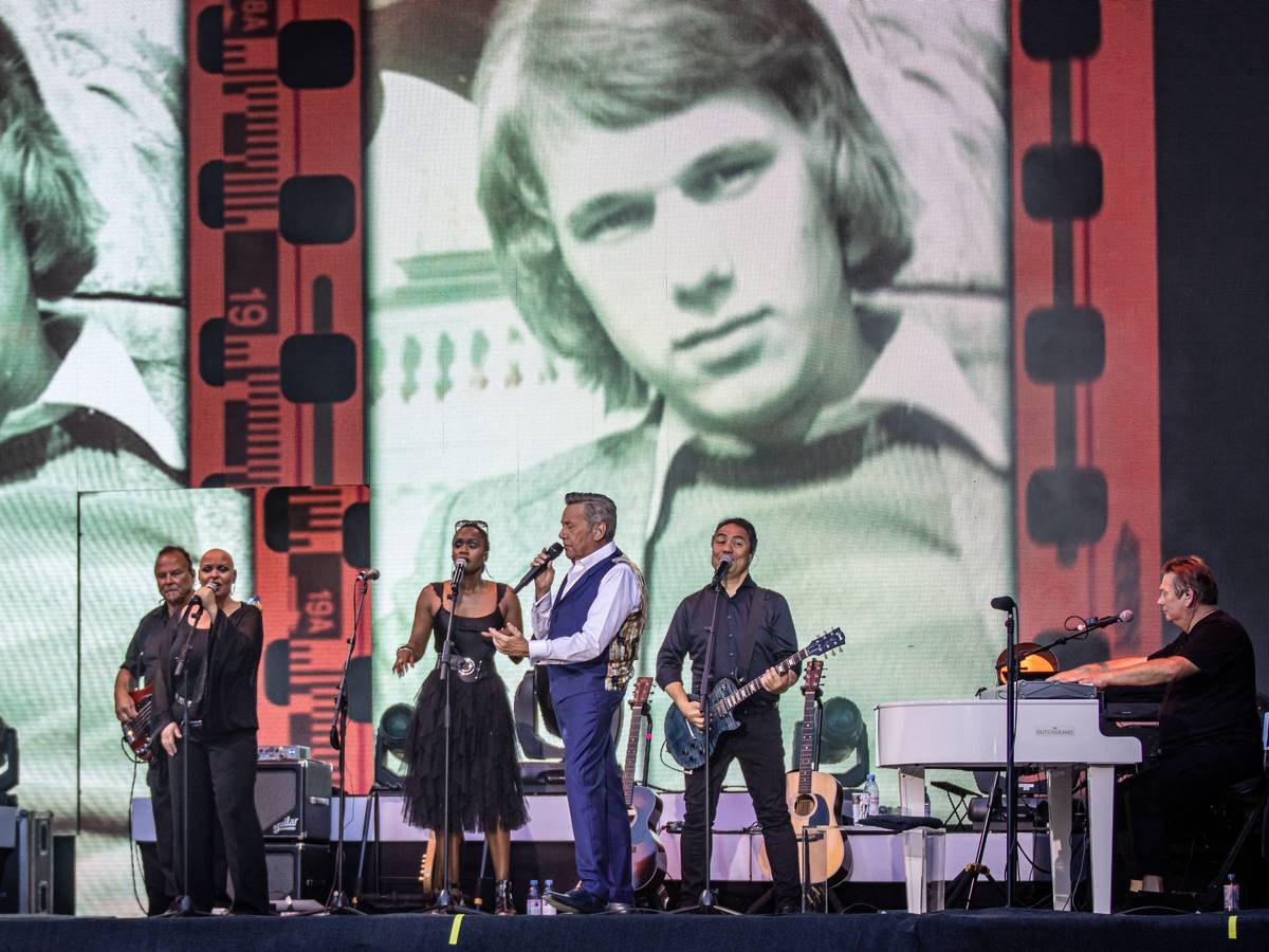 Der Sänger Roland Kaiser mit Band auf der „Unser Sommer“-Open-Air-Tour 2022 bei seinem Live-Auftritt auf dem Kunstrasen Open Air in Bonn.