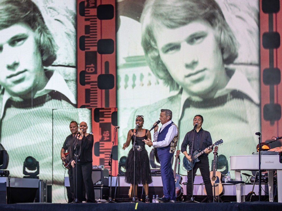 Der Sänger Roland Kaiser mit Band auf der „Unser Sommer“-Open-Air-Tour 2022 bei seinem Live-Auftritt auf dem Kunstrasen Open Air in Bonn.