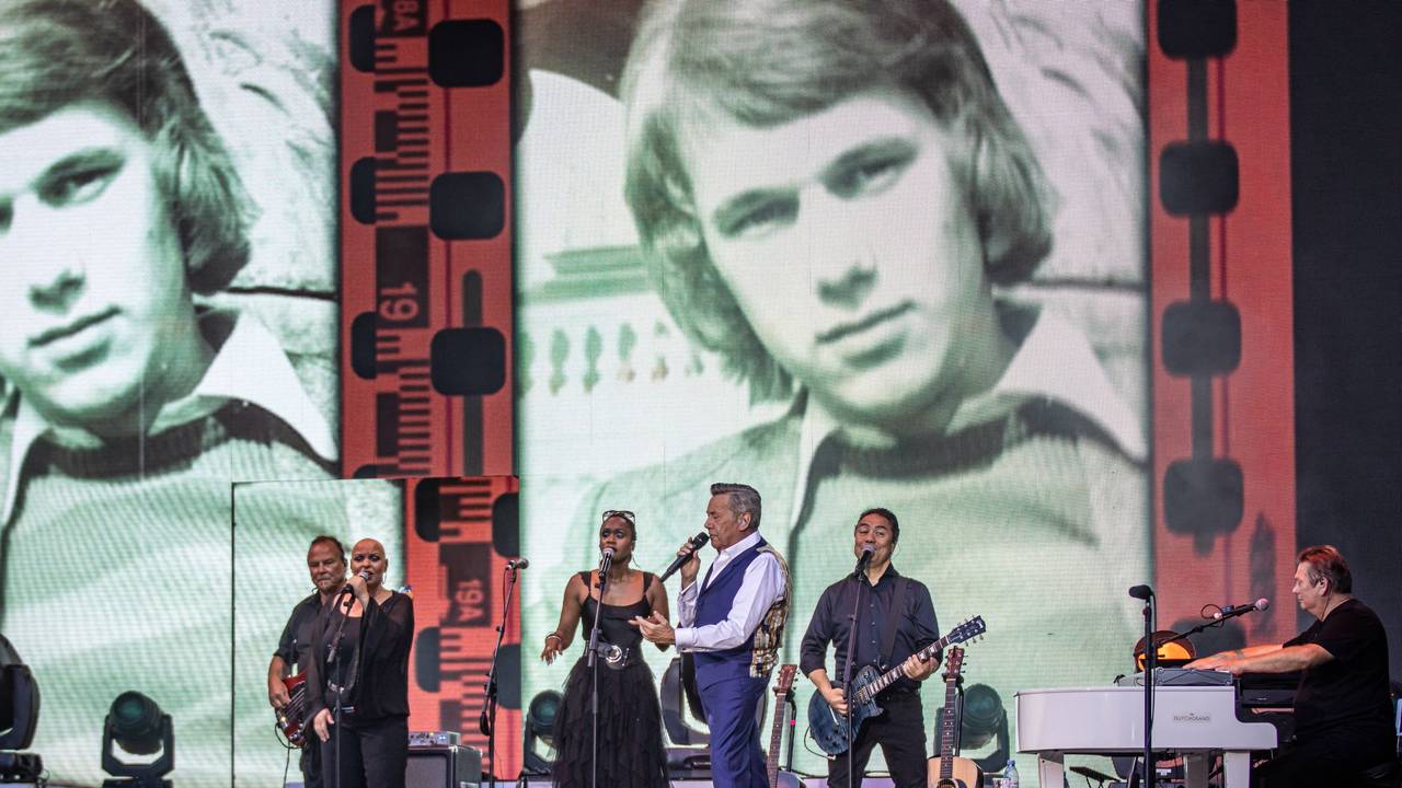 Der Sänger Roland Kaiser mit Band auf der „Unser Sommer“-Open-Air-Tour 2022 bei seinem Live-Auftritt auf dem Kunstrasen Open Air in Bonn.