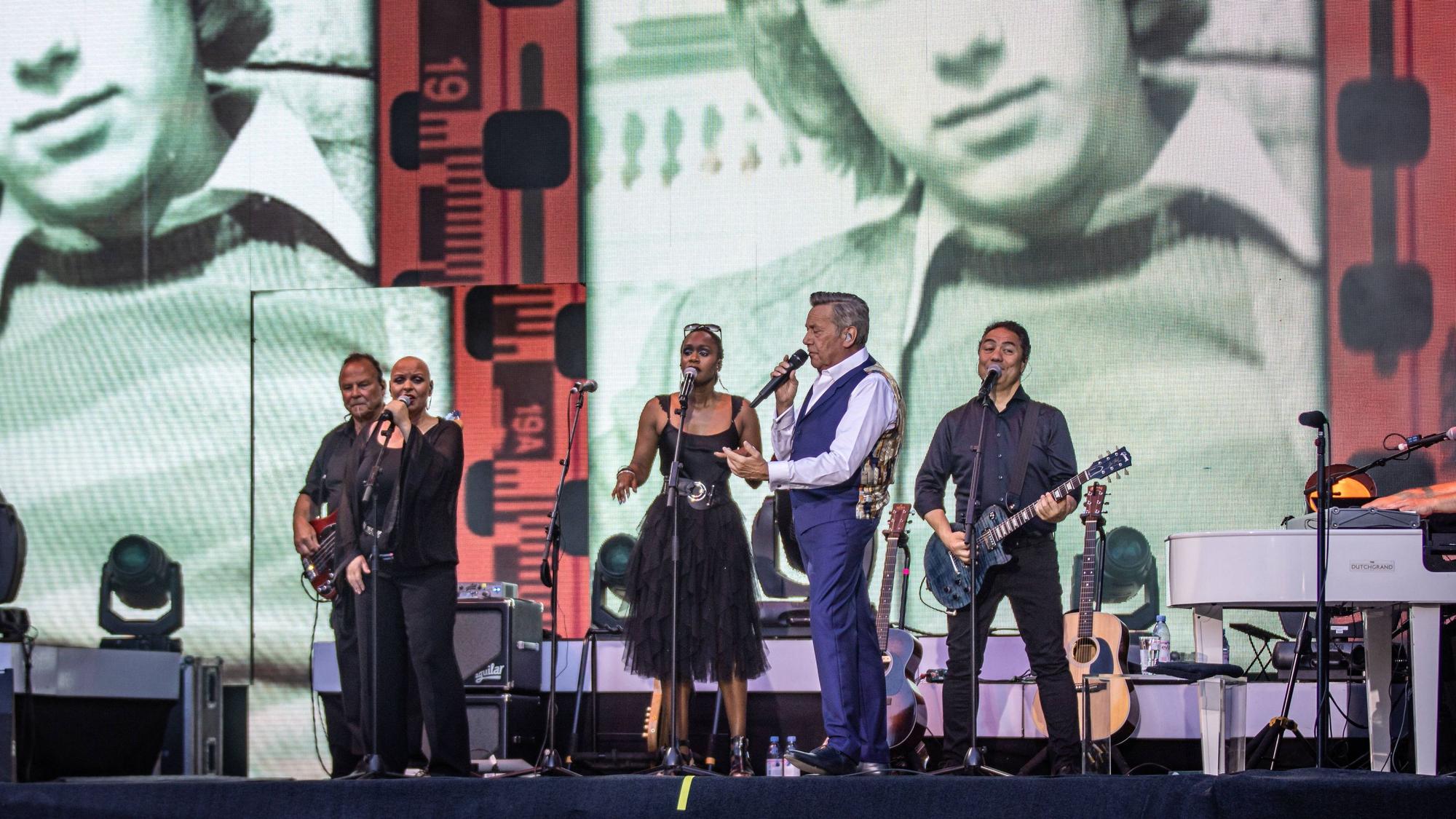 Der Sänger Roland Kaiser mit Band auf der „Unser Sommer“-Open-Air-Tour 2022 bei seinem Live-Auftritt auf dem Kunstrasen Open Air in Bonn.