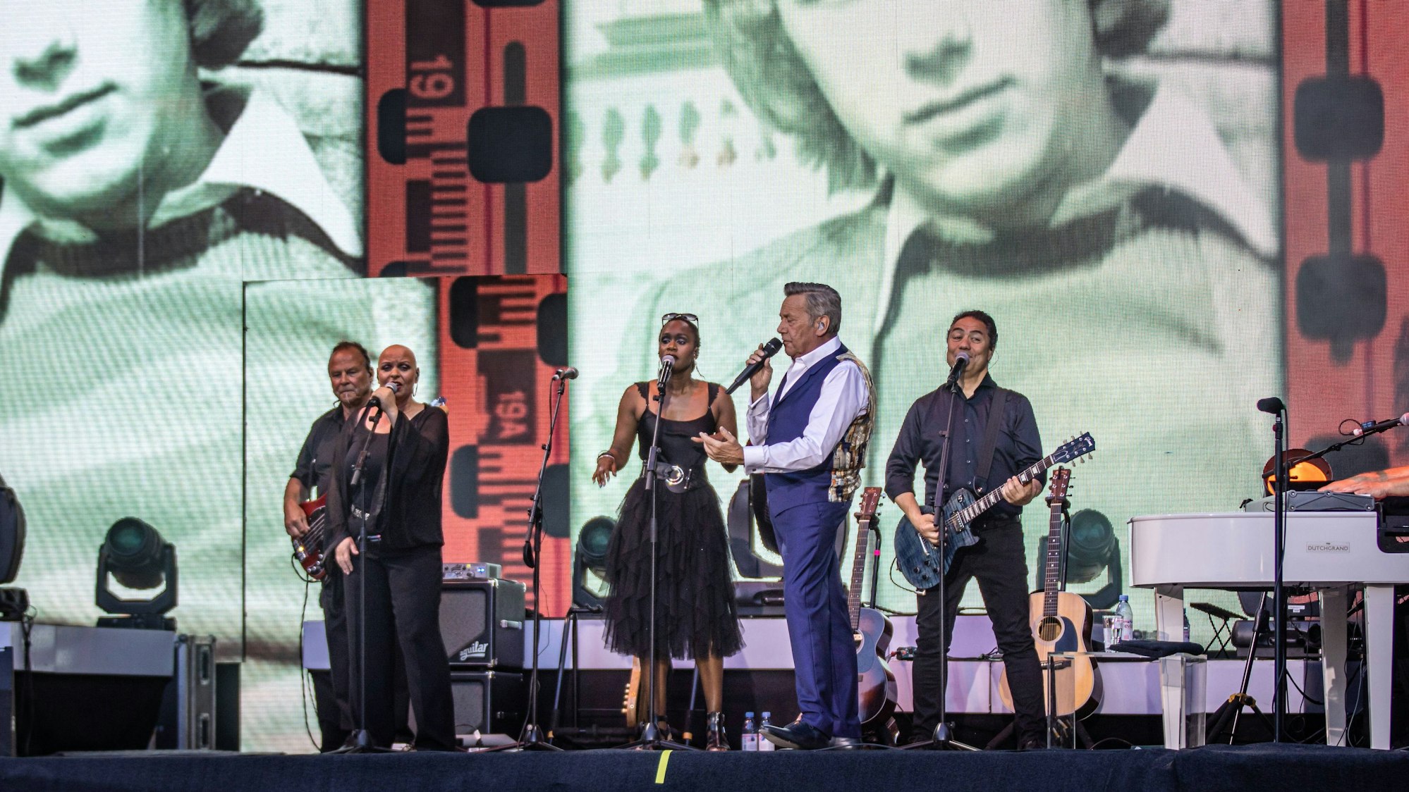 Der Sänger Roland Kaiser mit Band auf der „Unser Sommer“-Open-Air-Tour 2022 bei seinem Live-Auftritt auf dem Kunstrasen Open Air in Bonn.