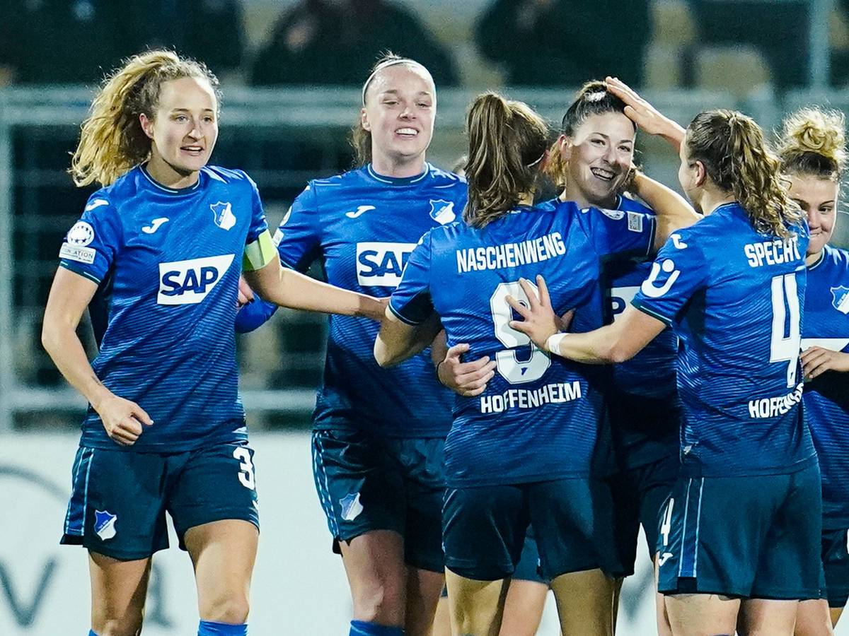 Hoffenheims Torschützin Chantal Hagel (3.v.r.) jubelt mit Mannschaftskolleginnen über das Tor zum 3:1 gegen Arsenal.