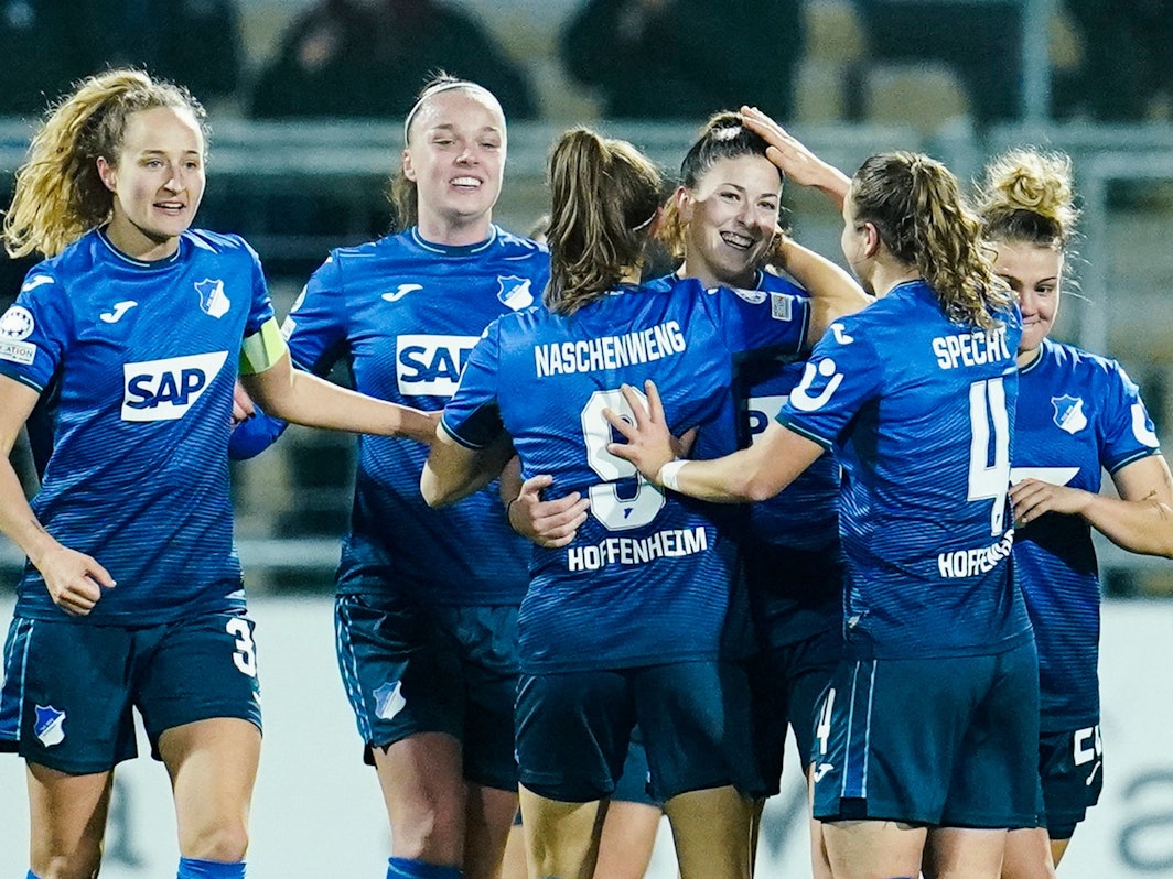 Hoffenheims Torschützin Chantal Hagel (3.v.r.) jubelt mit Mannschaftskolleginnen über das Tor zum 3:1 gegen Arsenal.