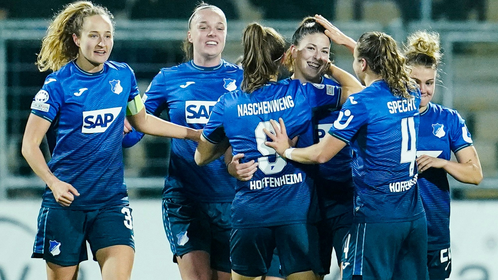 Hoffenheims Torschützin Chantal Hagel (3.v.r.) jubelt mit Mannschaftskolleginnen über das Tor zum 3:1 gegen Arsenal.