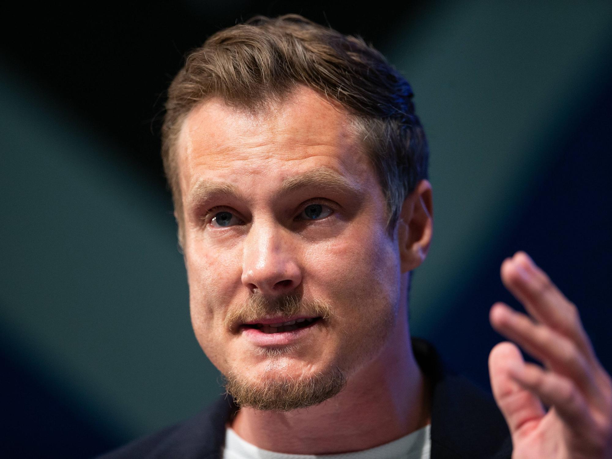 Marcell Jansen spricht zu den HSV-Mitgliedern.