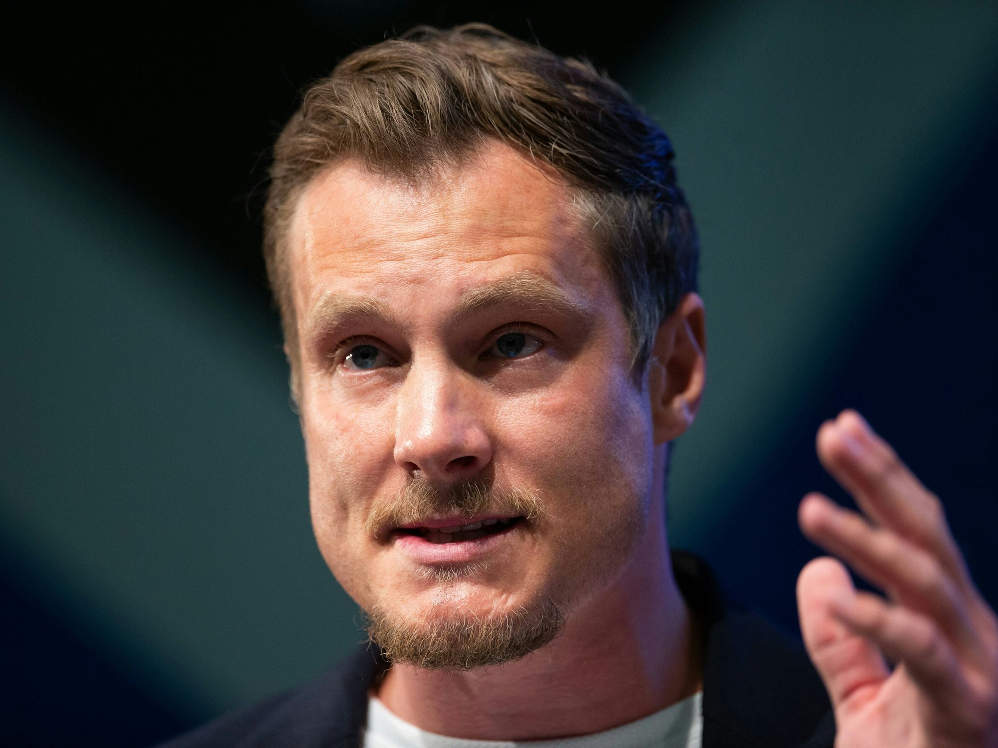 Marcell Jansen spricht zu den HSV-Mitgliedern.