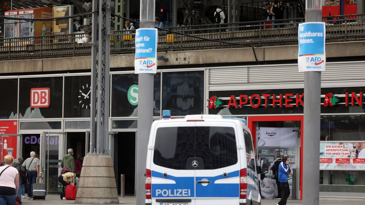 Ein Wagen der Bundespolizei steht vor dem Kölner Hauptbahnhof am Breslauer Platz.