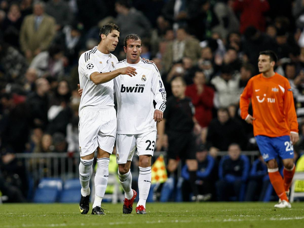 Cristiano Ronaldo nimmt seinen Real-Madrid-Kollegen Rafael van der Vaart in den Arm.