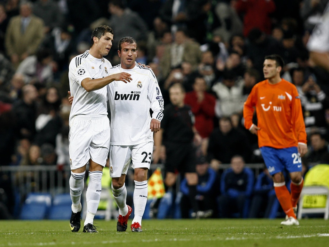 Cristiano Ronaldo nimmt seinen Real-Madrid-Kollegen Rafael van der Vaart in den Arm.