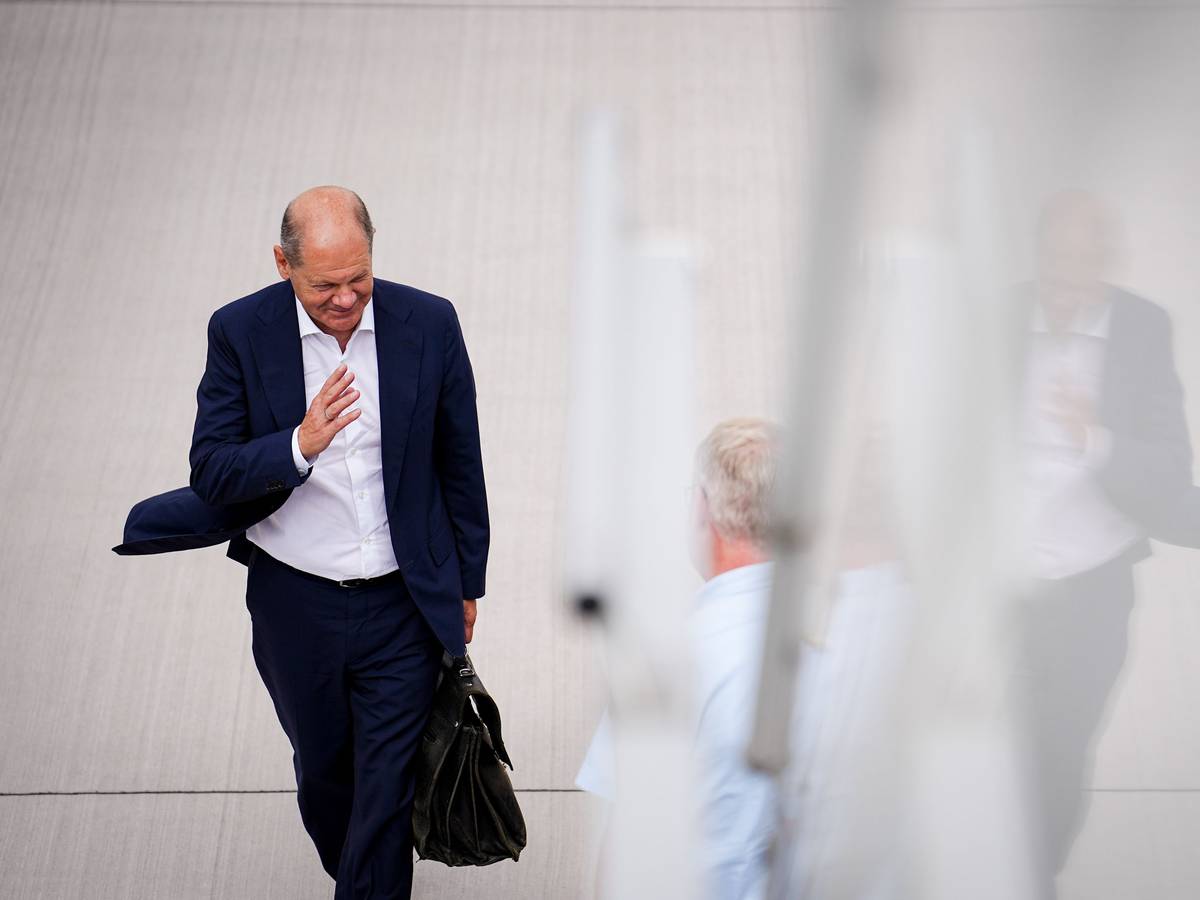 Bundeskanzler Scholz am 15. August am Flughafen Berlin-Brandenburg BER: Die Bundesregierung muss die Menschen bei der hohen Gasumlage dringend weiter entlasten, findet unser Autor.