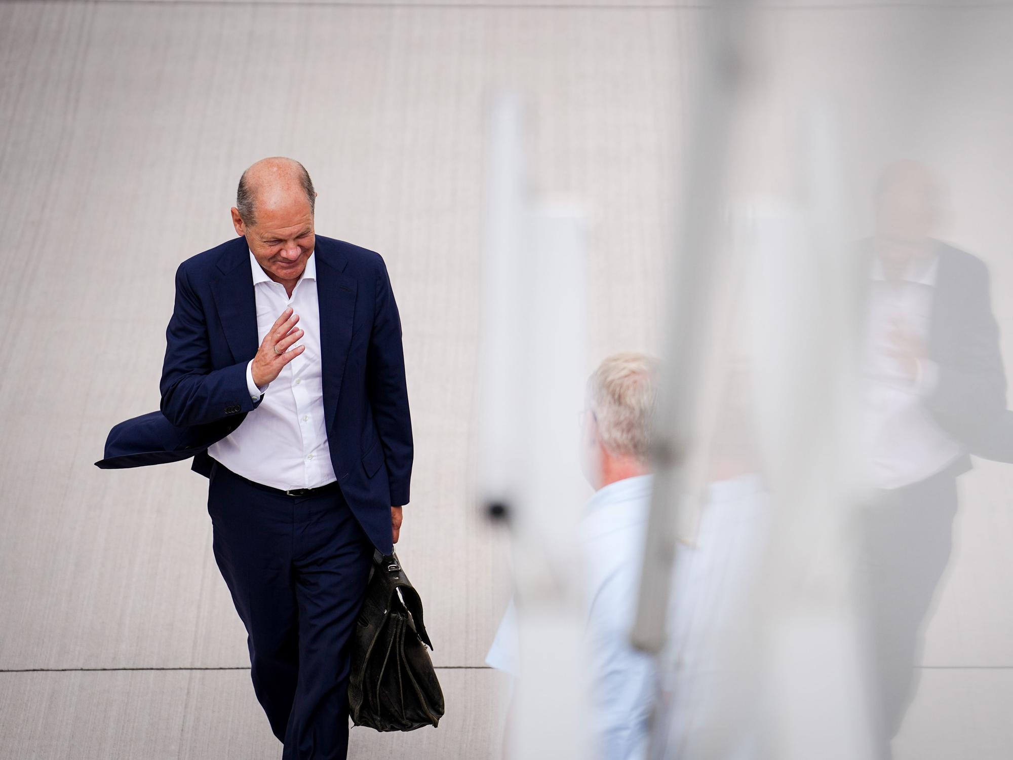 Bundeskanzler Scholz am 15. August am Flughafen Berlin-Brandenburg BER: Die Bundesregierung muss die Menschen bei der hohen Gasumlage dringend weiter entlasten, findet unser Autor.