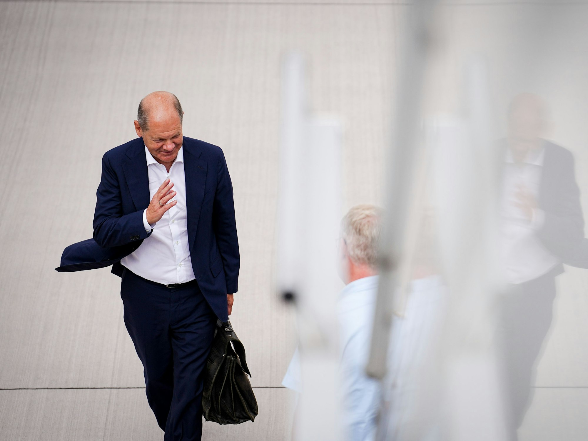 Bundeskanzler Scholz am 15. August am Flughafen Berlin-Brandenburg BER: Die Bundesregierung muss die Menschen bei der hohen Gasumlage dringend weiter entlasten, findet unser Autor.