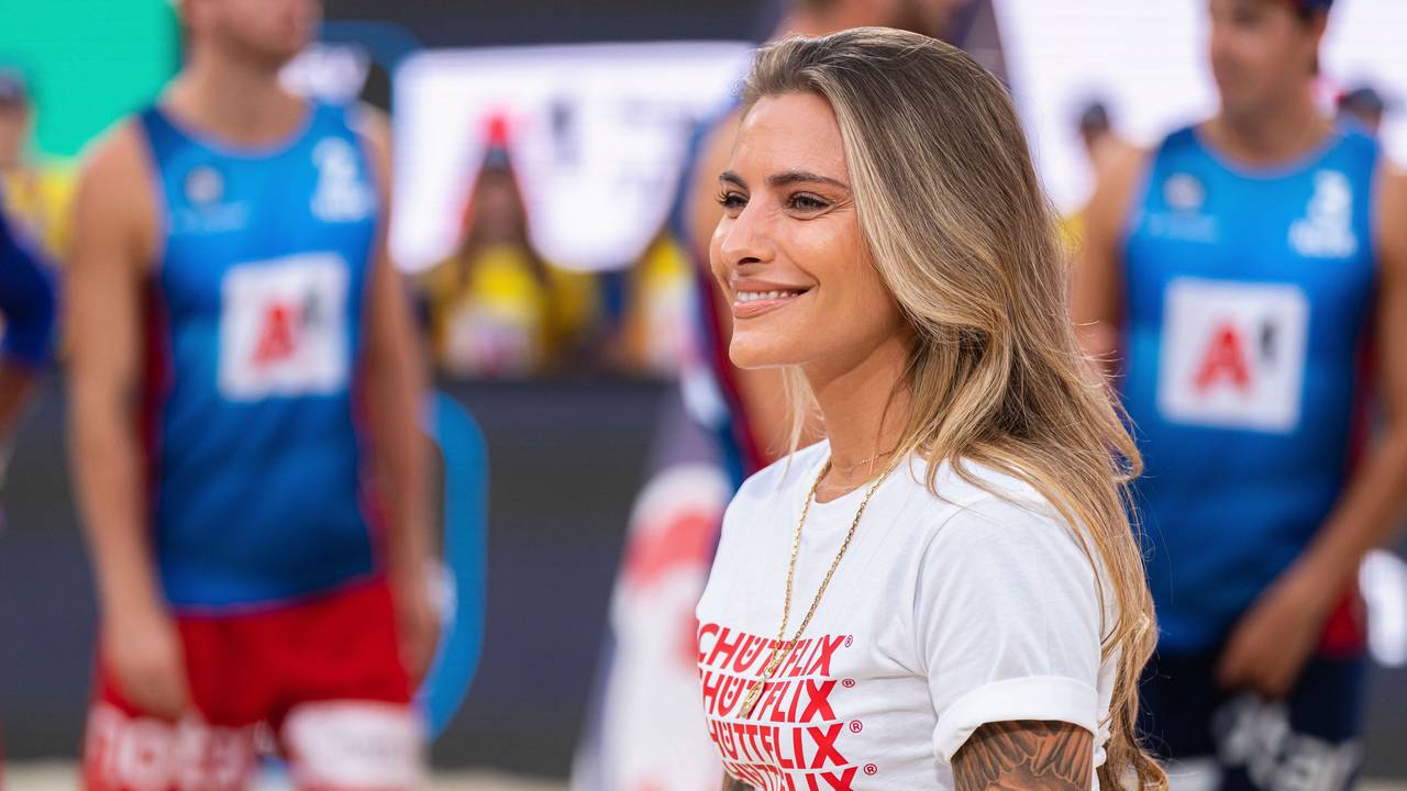 Beach Volleyball: Europameisterschaft, Männer, Finale, Italien - Norwegen: Sophia Thomalla, Schauspielerin, Model und Fernsehmoderatorin aus Deutschland, lächelt bei der Medaillenzeremonie nach dem Finalspiel.