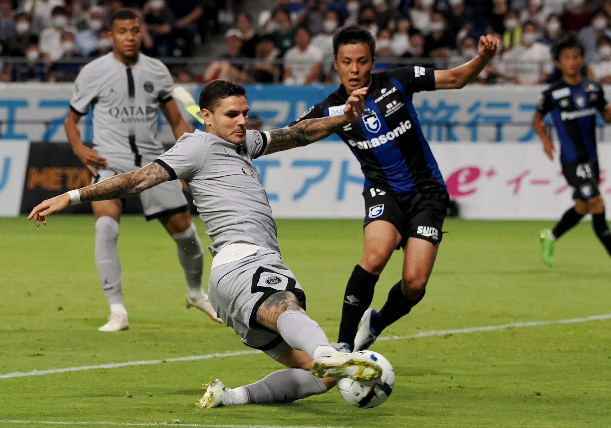 PSG-Star Mauro Icardi schießt den Ball.