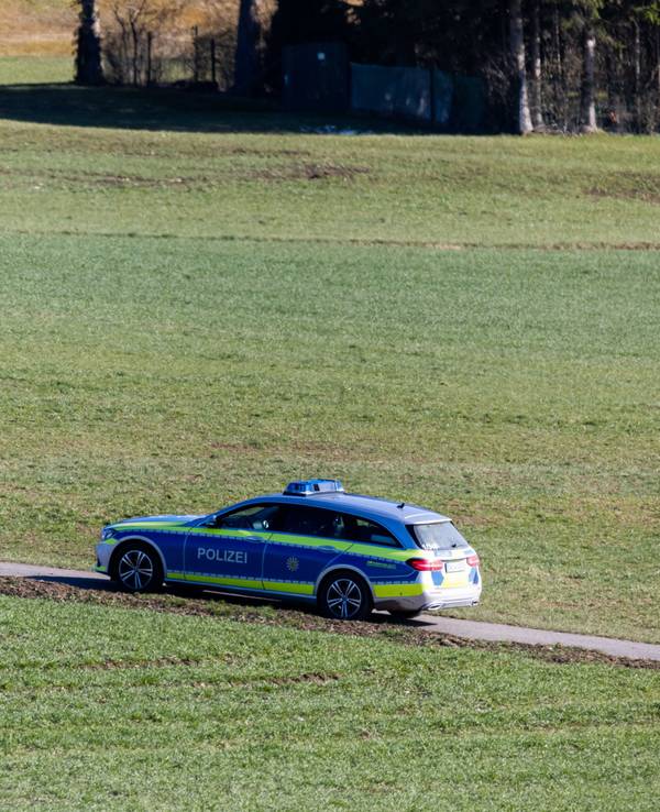Ein Polizeifahrzeug fährt über einen Feldweg in Baden-Württemberg.