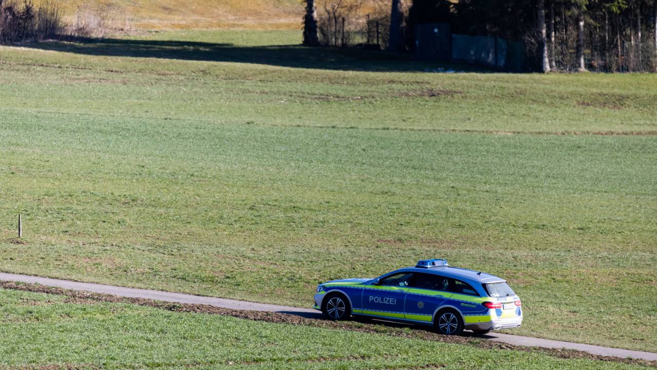Ein Polizeifahrzeug fährt über einen Feldweg in Baden-Württemberg.
