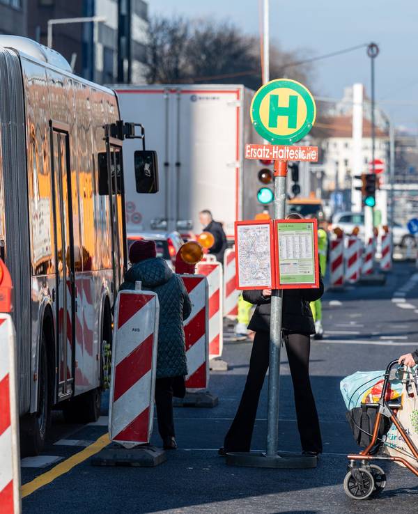 Ein Bus hält an einer Ersatzbusshaltestelle.