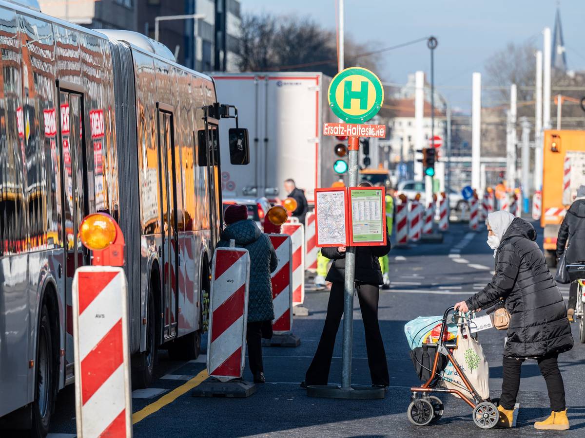 Ein Bus hält an einer Ersatzbusshaltestelle.