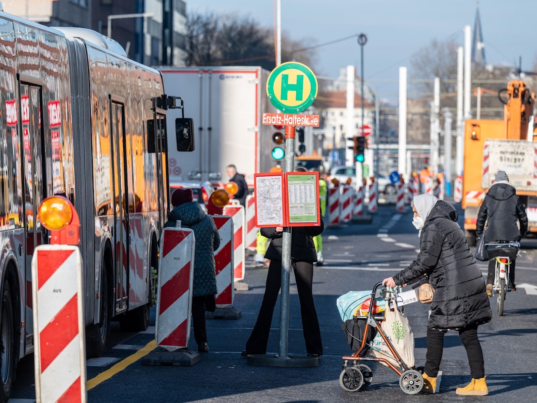 Ein Bus hält an einer Ersatzbusshaltestelle.