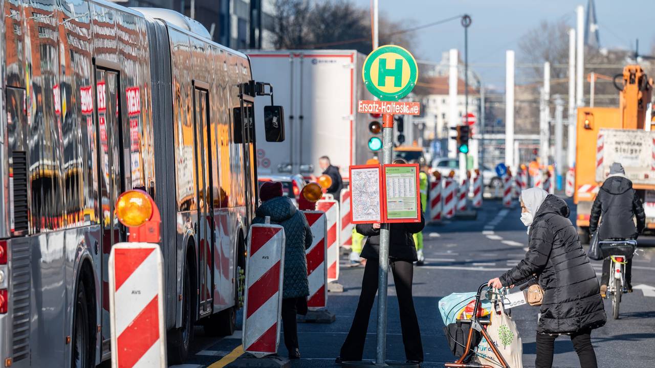 Ein Bus hält an einer Ersatzbusshaltestelle.