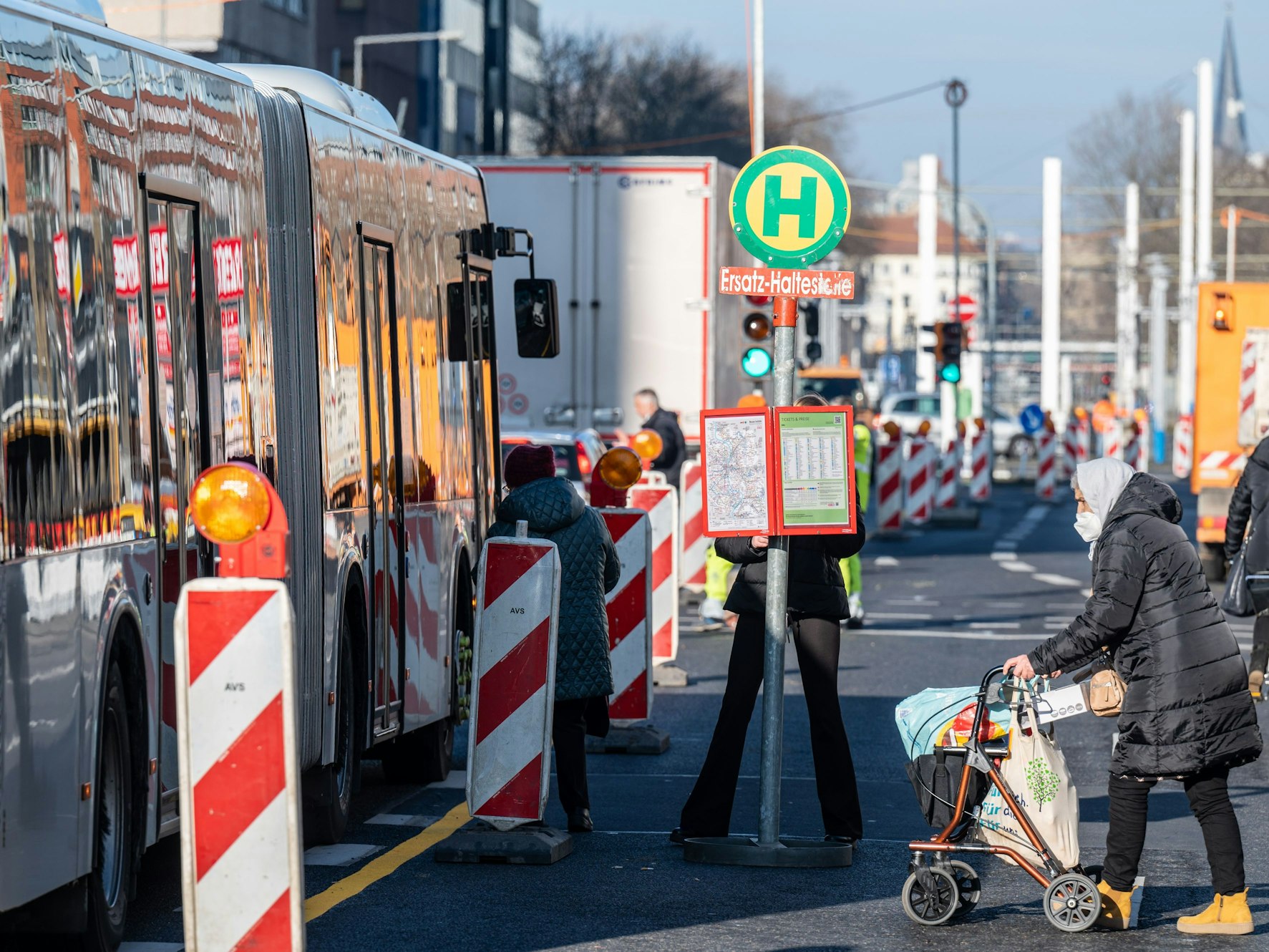 Ein Bus hält an einer Ersatzbusshaltestelle.