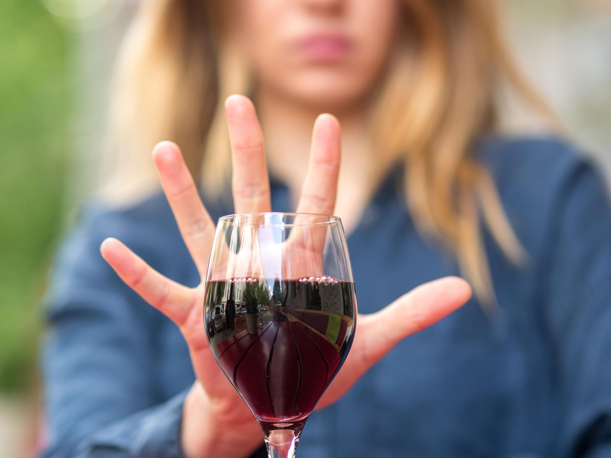 Undatiertes Symbolfoto: Junge Frau lehnt Alkohol ab
