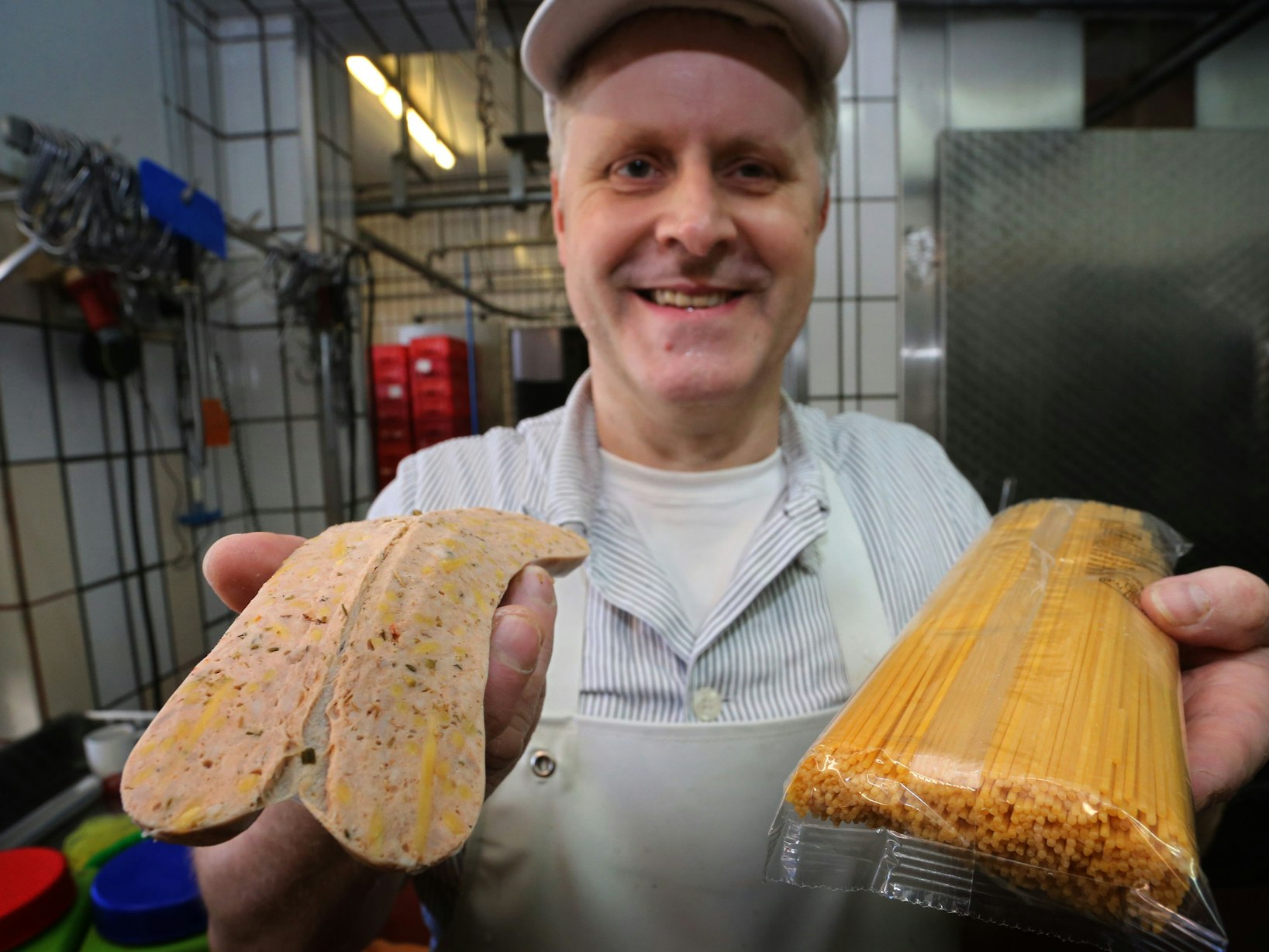 Metzger Matthias Freund zeigt im September 2020 in seiner Metzgerei eine Spaghetti-Bolognese-Bratwurst, in der Spaghetti zu sehen sind.