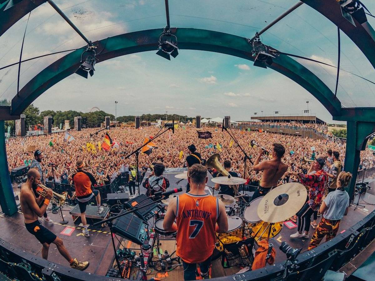 Querbeat auf performt auf einer Festival-Bühne.