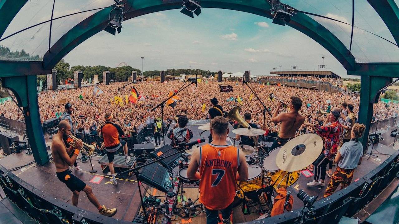 Querbeat auf performt auf einer Festival-Bühne.