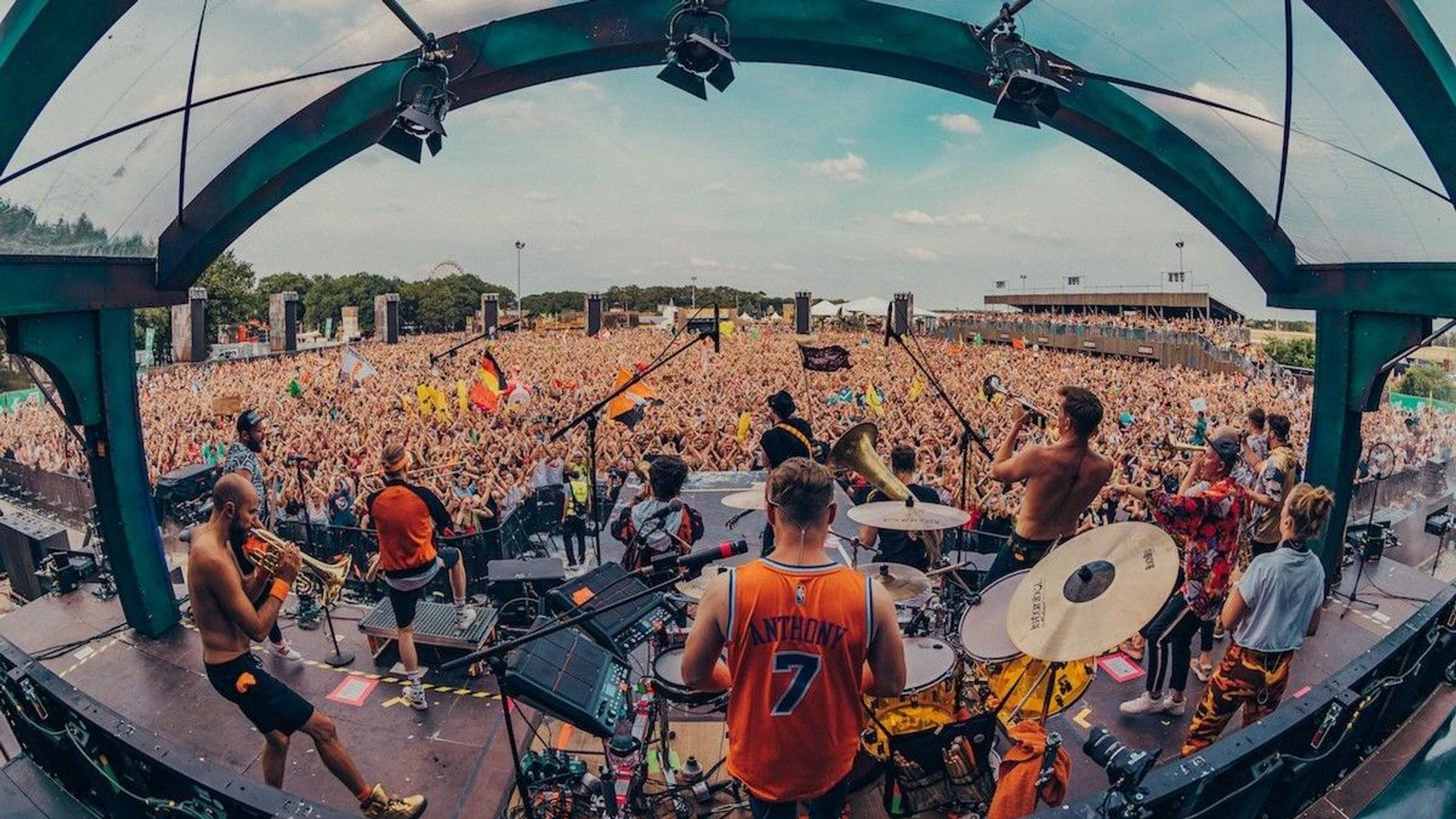 Querbeat auf performt auf einer Festival-Bühne.