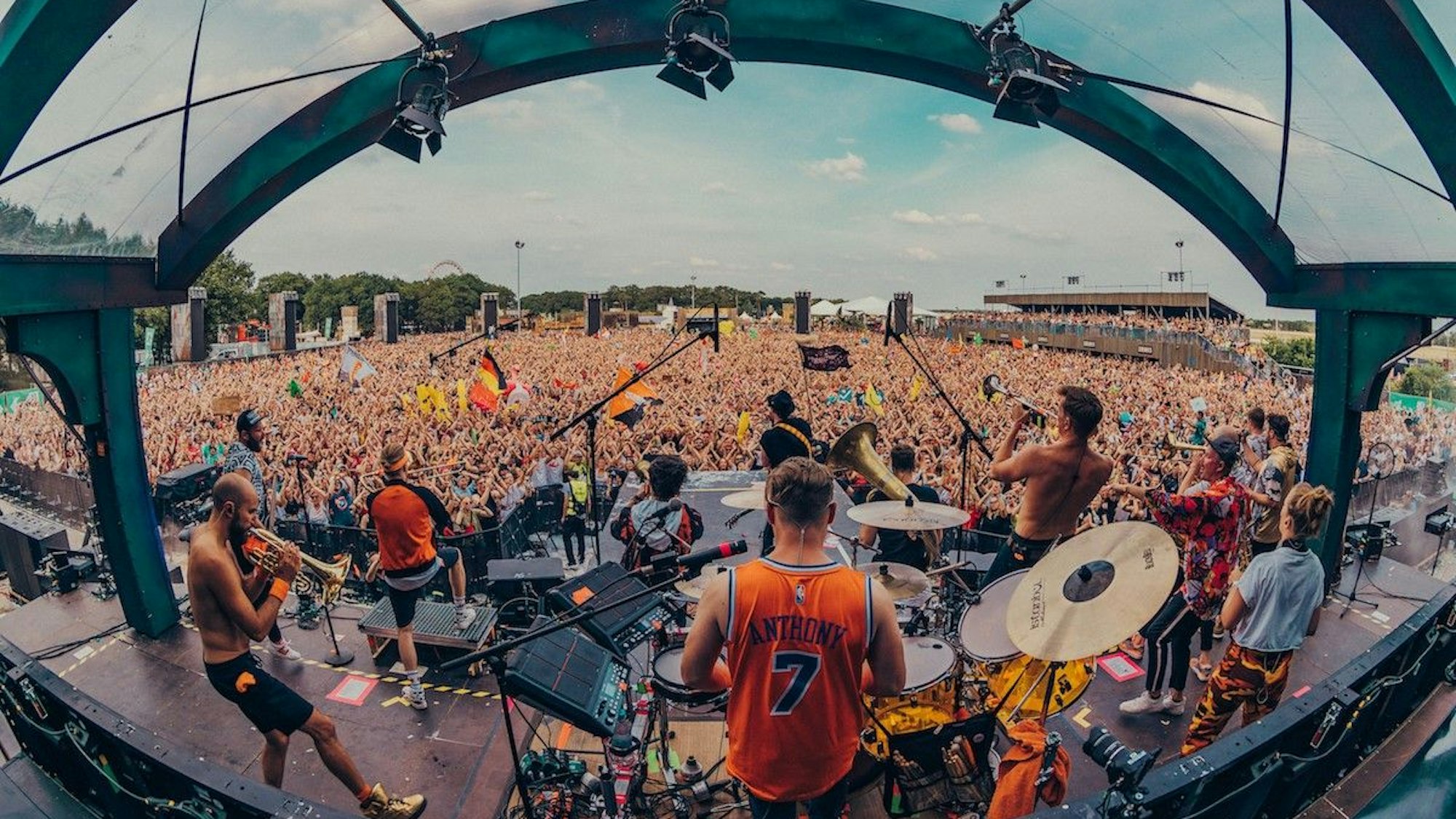 Querbeat auf performt auf einer Festival-Bühne.